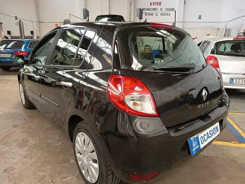 Usado Renault Clio II Expression 85 CV (62 kW) 2010 Negro Berlina