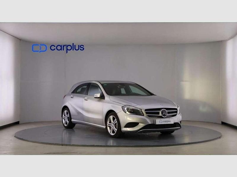 Usado Mercedes A180 Style 109 CV (80 kW) 2017 Plateado Utilitario