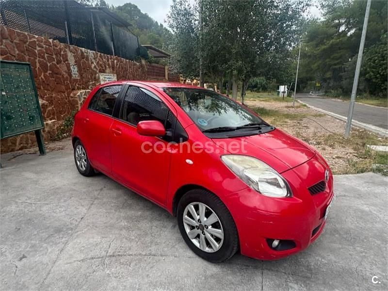 Rojo Usado 2011 Toyota Yaris Active Berlina | 6800 € (Buen precio) - Imagen 1/3