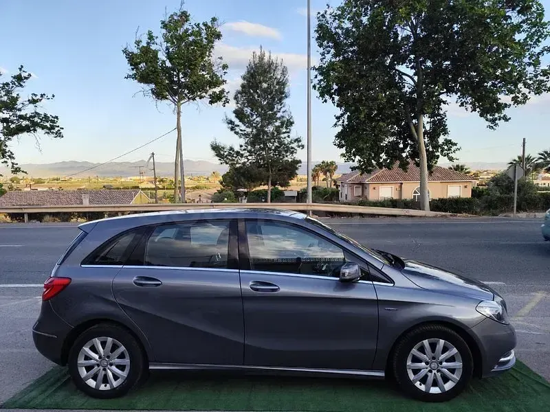 Usado Mercedes B200 136 CV (100 kW) 2012 Gris / plata Utilitario