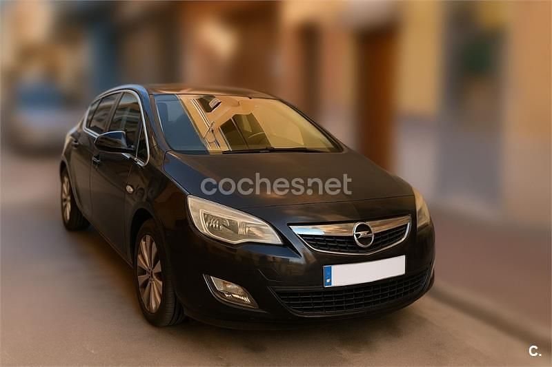Usado Opel Astra Cosmo 125 CV (91 kW) 2010 Negro Berlina