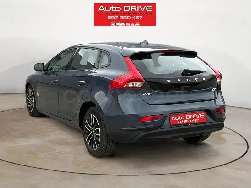 Usado Volvo V40 Inscription 120 CV (88 kW) 2017 Azul Berlina