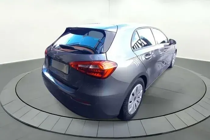 Usado Mercedes A180 116 CV (85 kW) 2019 Gris Utilitario