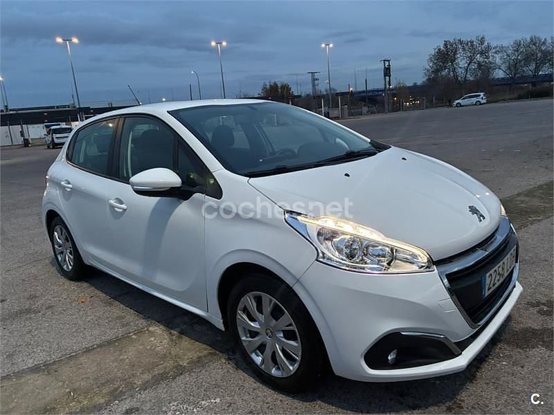 Usado Peugeot 208 Active 99 CV (72 kW) 2019 Blanco Utilitario
