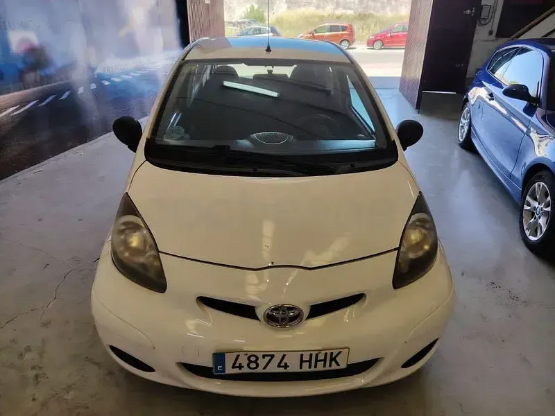 Usado Toyota Aygo Connect Style 68 CV (50 kW) 2011 Blanco Utilitario