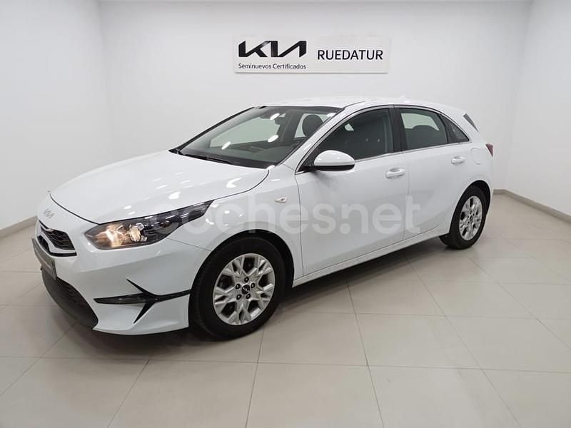 Blanco Usado 2024 Kia Ceed Berlina | 19.900 € (Precio justo) - Imagen 1/4