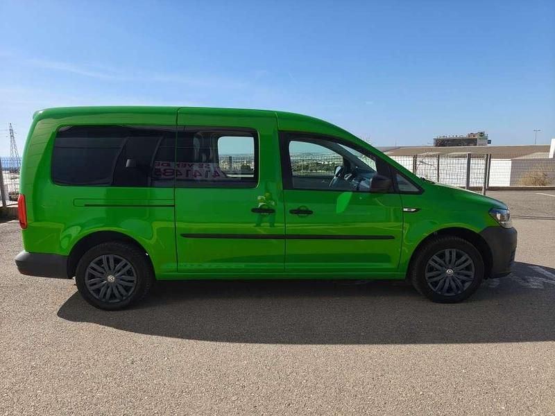 Usado VW Caddy Maxi 102 CV (75 kW) 2020 Verde Monovolumen