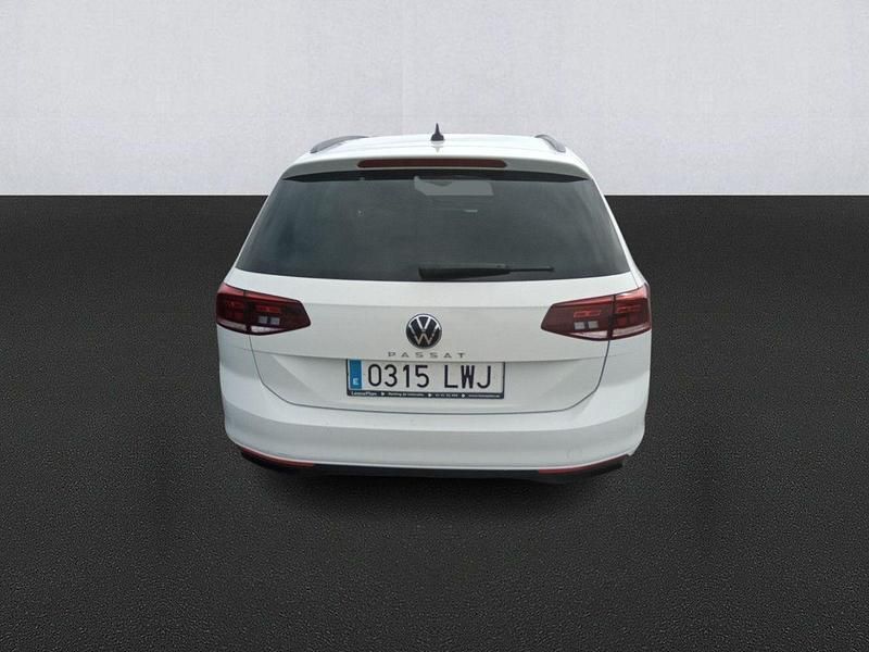 Usado VW Passat Executive 150 CV (110 kW) 2022 Blanco Familiar