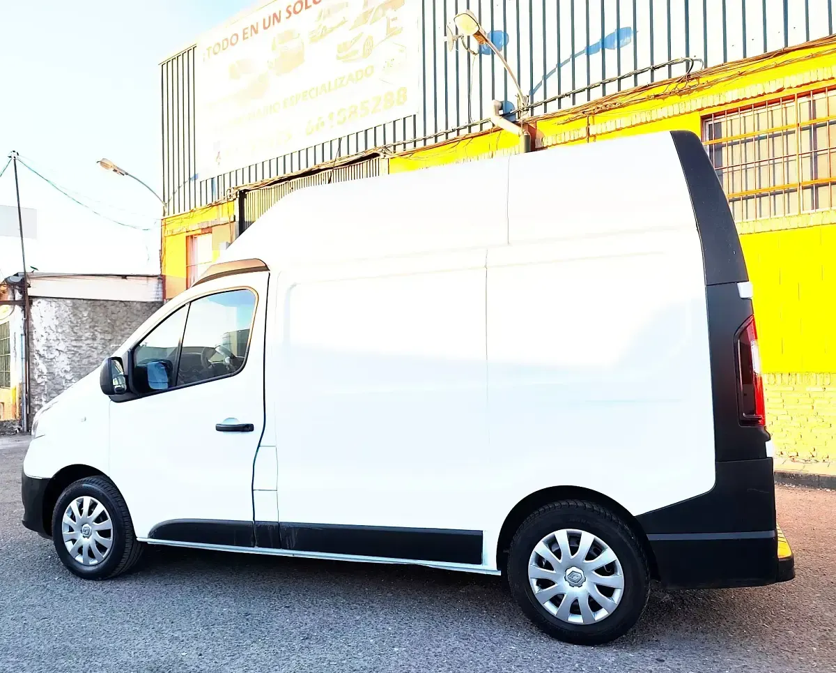 Usado Renault Trafic 140 CV (102 kW) 2015 Blanco Monovolumen