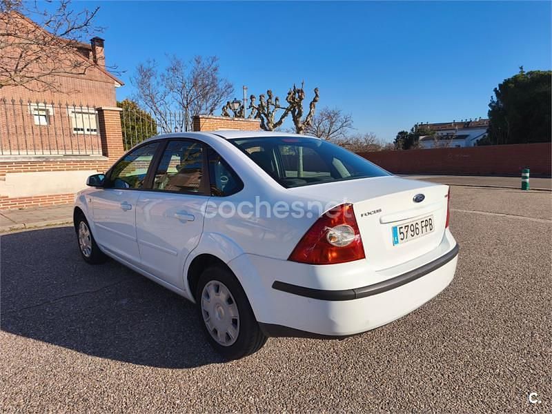 Usado Ford Focus Trend 90 CV (66 kW) 2007 Blanco Berlina
