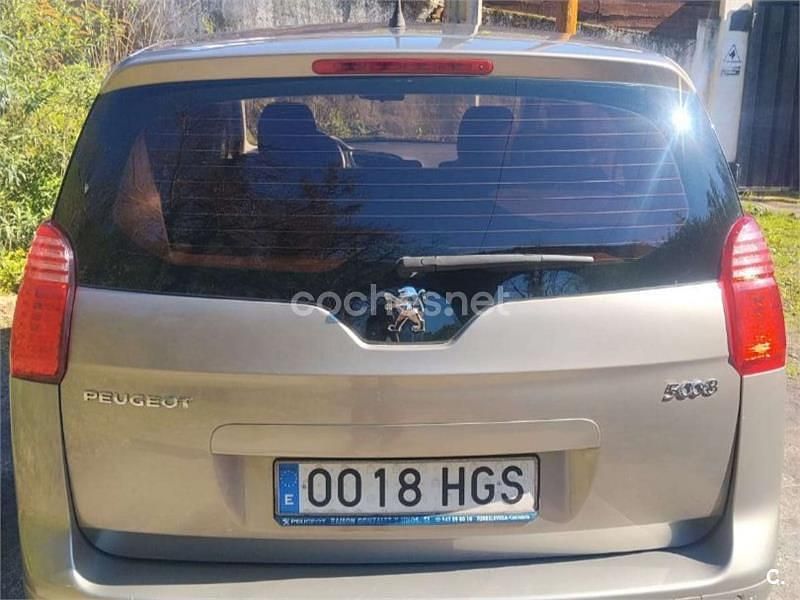 Usado Peugeot 5008 Premium 156 CV (114 kW) 2011 Gris / plata Monovolumen