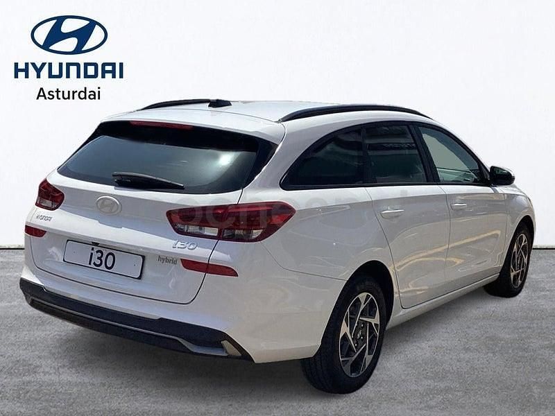 Nuevo Hyundai i30 100 CV (73 kW) 2025 Granate Familiar