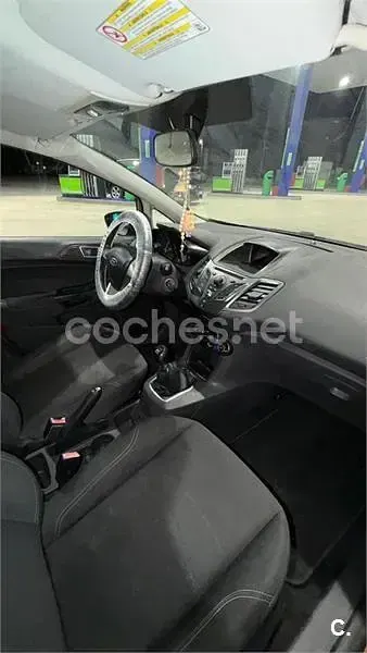 Usado Ford Fiesta Trend 82 CV (60 kW) 2013 Marrón Berlina