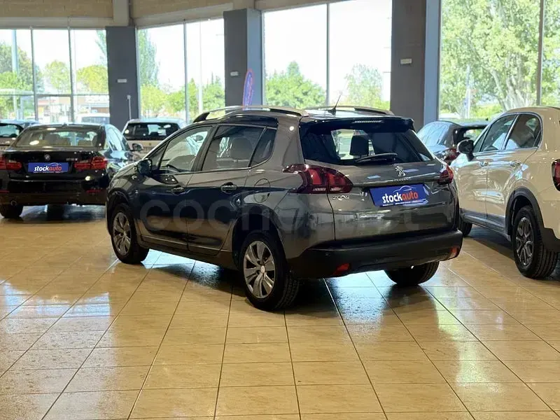 Usado Peugeot 2008 Style 100 CV (73 kW) 2017 Gris / plata SUV