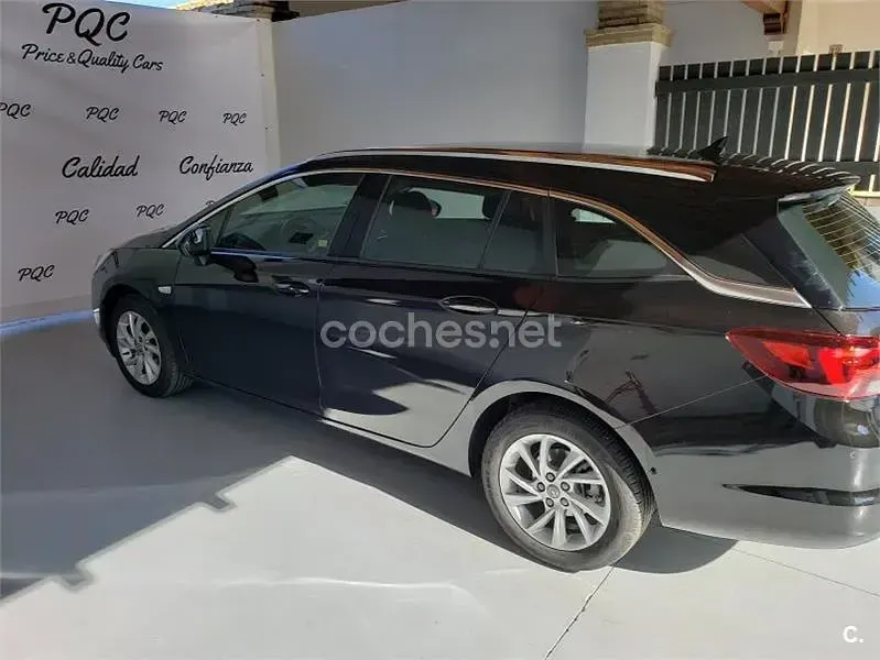 Usado Opel Astra Elegance 145 CV (106 kW) 2020 Negro Familiar