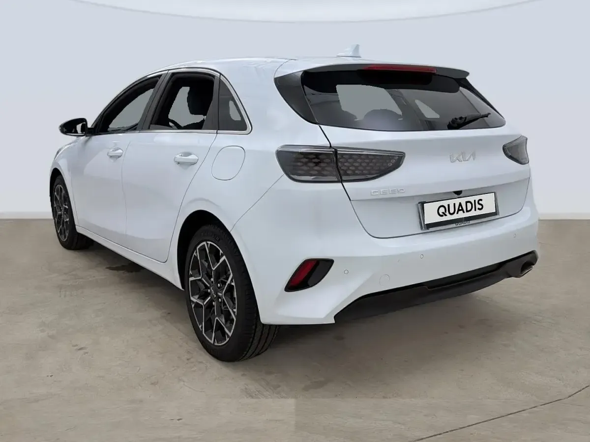 Usado Kia Ceed Edition 7 101 CV (74 kW) 2025 Blanco Utilitario