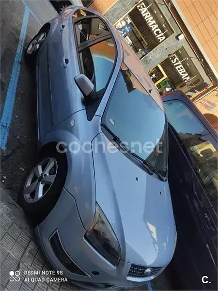 Usado Ford Focus Trend 109 CV (80 kW) 2005 Gris / plata Berlina