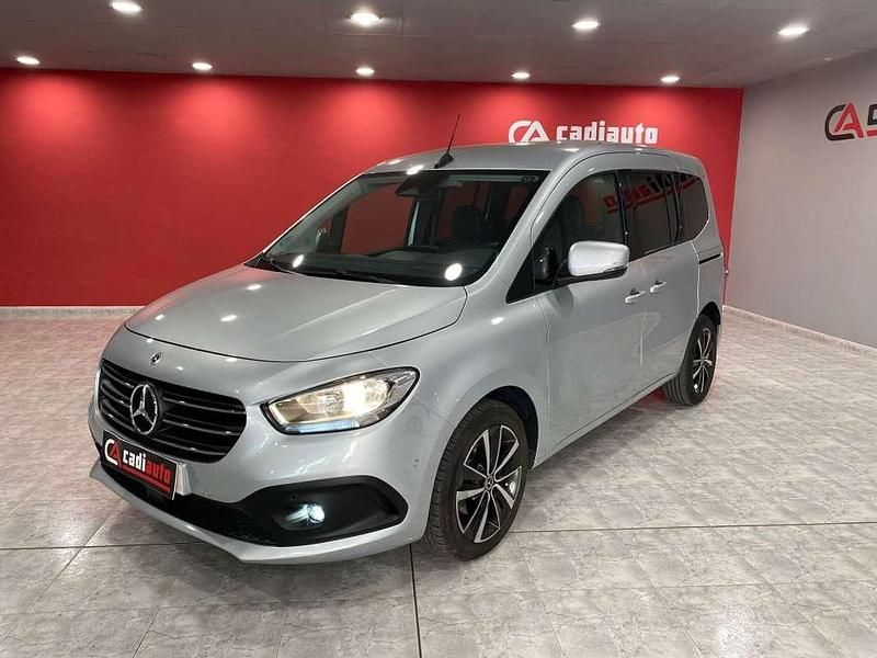 Gris Usado 2023 Mercedes 180 Berlina | 27.900 € (Un poco caro) - Imagen 1/4