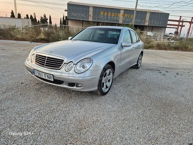 Usado Mercedes E320 Avantgarde 204 CV (150 kW) 2004 Gris / plata Berlina