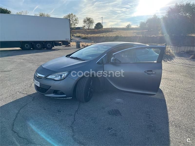Usado Opel Astra GTC Sportive 130 CV (95 kW) 2015 Gris / plata Berlina