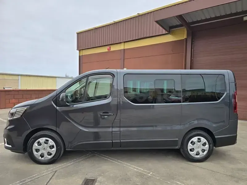 Usado Renault Trafic 150 CV (110 kW) 2024 Gris / plata Monovolumen