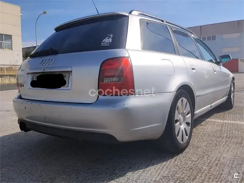 Usado Audi A4 110 CV (80 kW) 1997 Gris / plata Familiar
