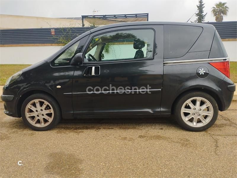 Usado Peugeot 1007 70 CV (51 kW) 2006 Negro Monovolumen