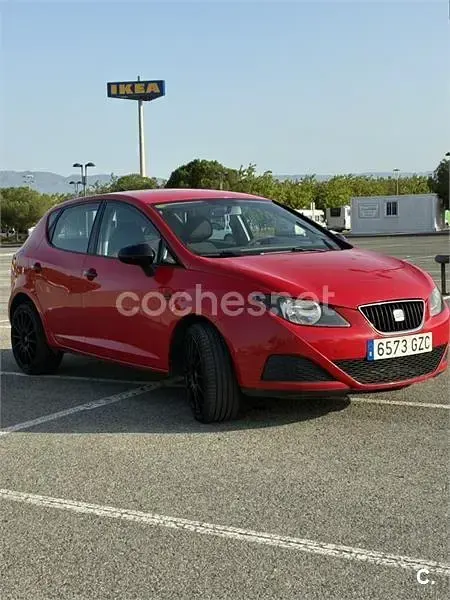 Usado Seat Ibiza Reference 90 CV (66 kW) 2010 Rojo Berlina