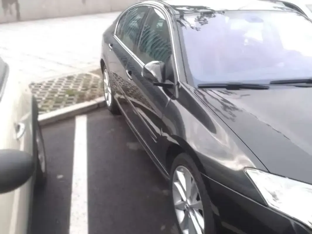 Usado Renault Laguna III Dynamique 150 CV (110 kW) 2008 Negro Berlina