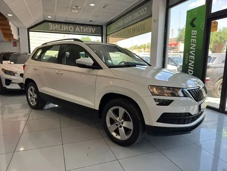 Usado Skoda Karoq Ambition 150 CV (110 kW) 2021 Blanco SUV