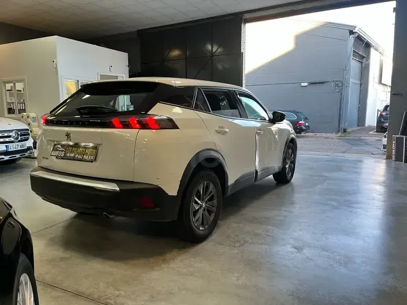 Usado Peugeot 2008 Active 110 CV (80 kW) 2022 Blanco SUV