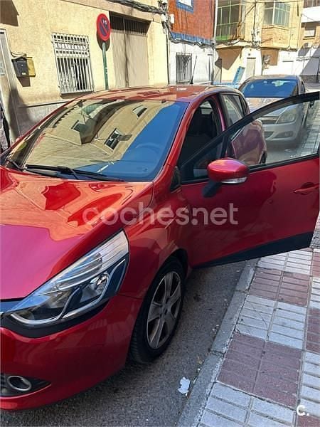 Usado Renault Clio IV Dynamique 90 CV (66 kW) 2015 Rojo Berlina