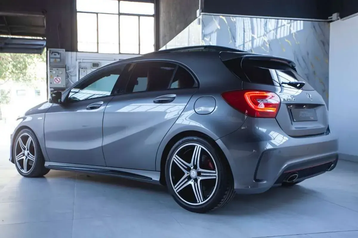 Usado Mercedes A250 AMG line 211 CV (155 kW) 2013 Gris Utilitario