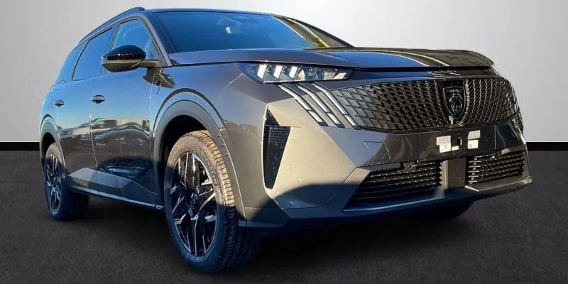 Usado Peugeot 5008 GT 145 CV (106 kW) 2024 Gris claro Monovolumen