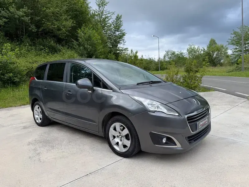 Usado Peugeot 5008 Access 115 CV (84 kW) 2014 Gris / plata Monovolumen