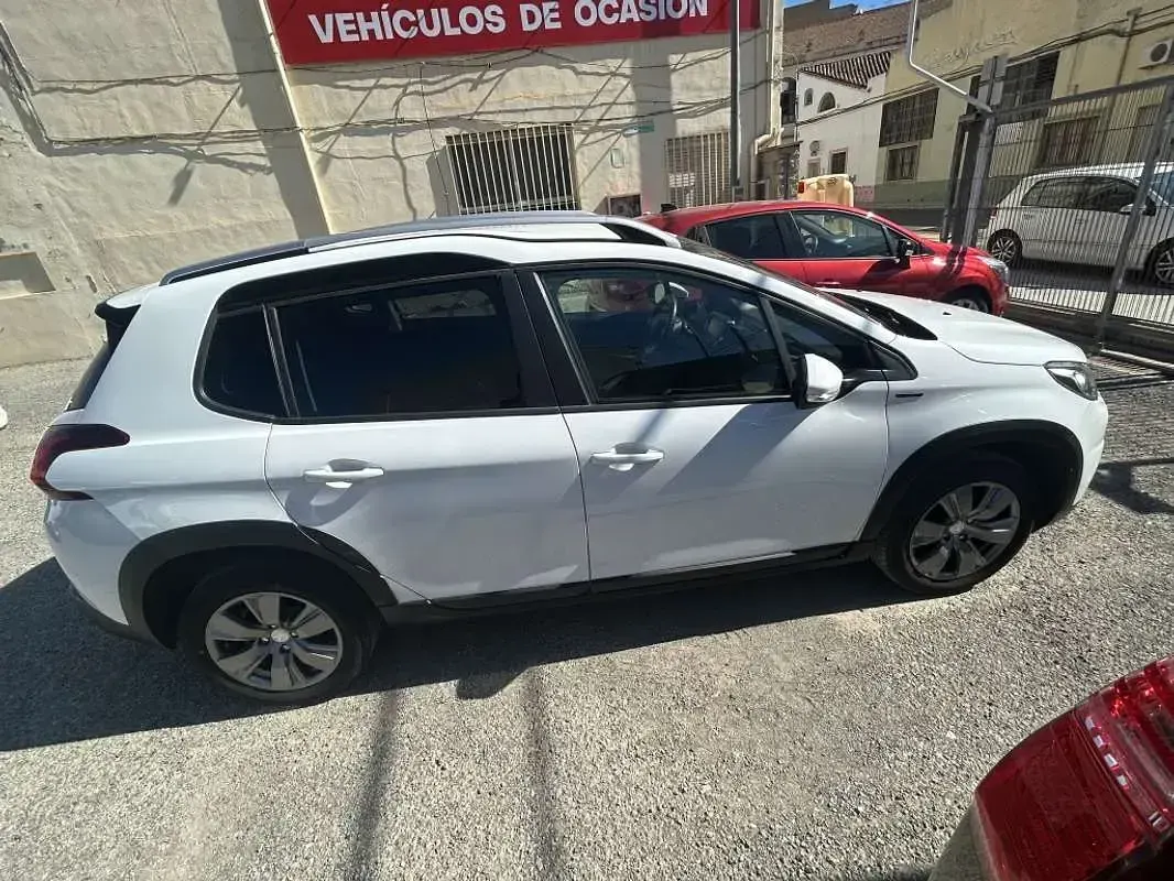Usado Peugeot 2008 Signature Sky 99 CV (72 kW) 2019 Blanco SUV