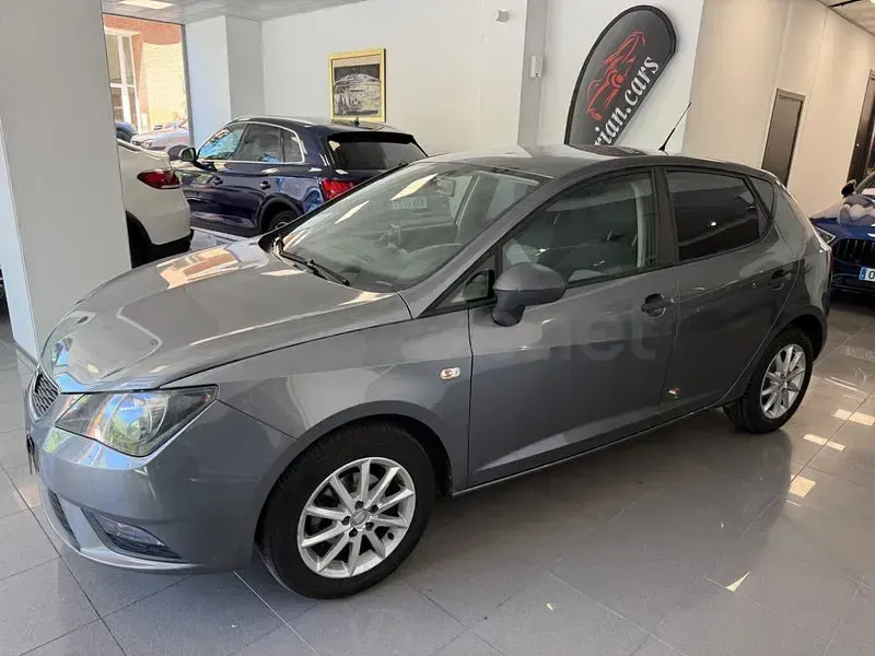Usado Seat Ibiza Reference 85 CV (62 kW) 2013 Gris / plata Berlina