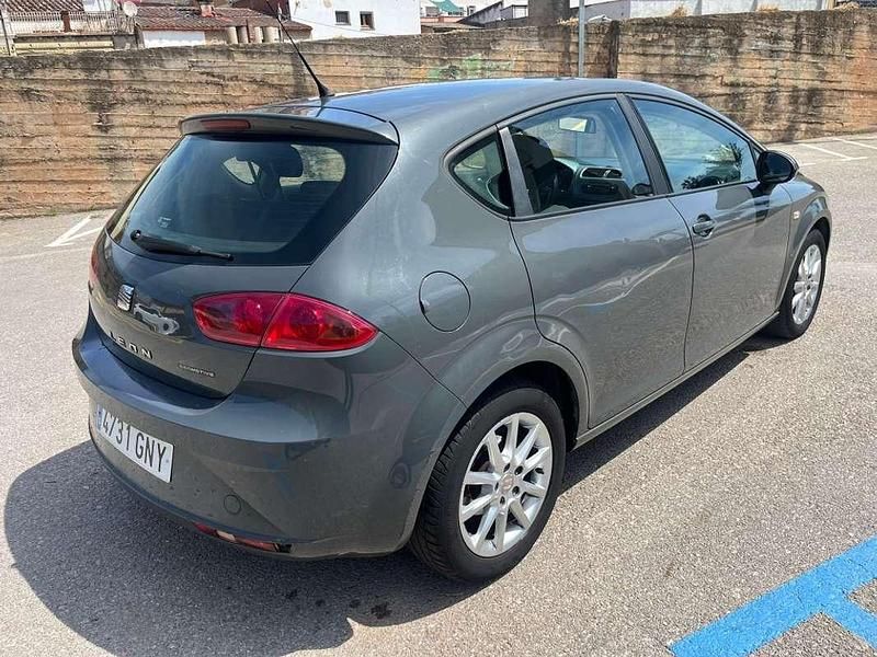 Usado Seat Leon Ecomotive 105 CV (77 kW) 2009 Gris Utilitario