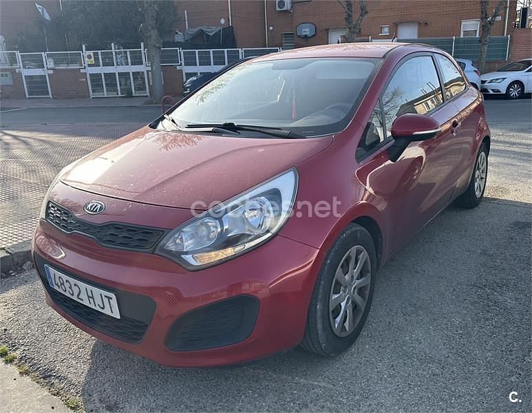 Usado Kia Rio 85 CV (62 kW) 2012 Rojo Berlina