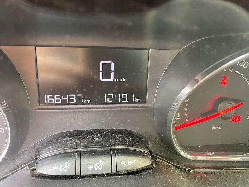 Usado Peugeot 208 Style 68 CV (50 kW) 2015 Negro Utilitario