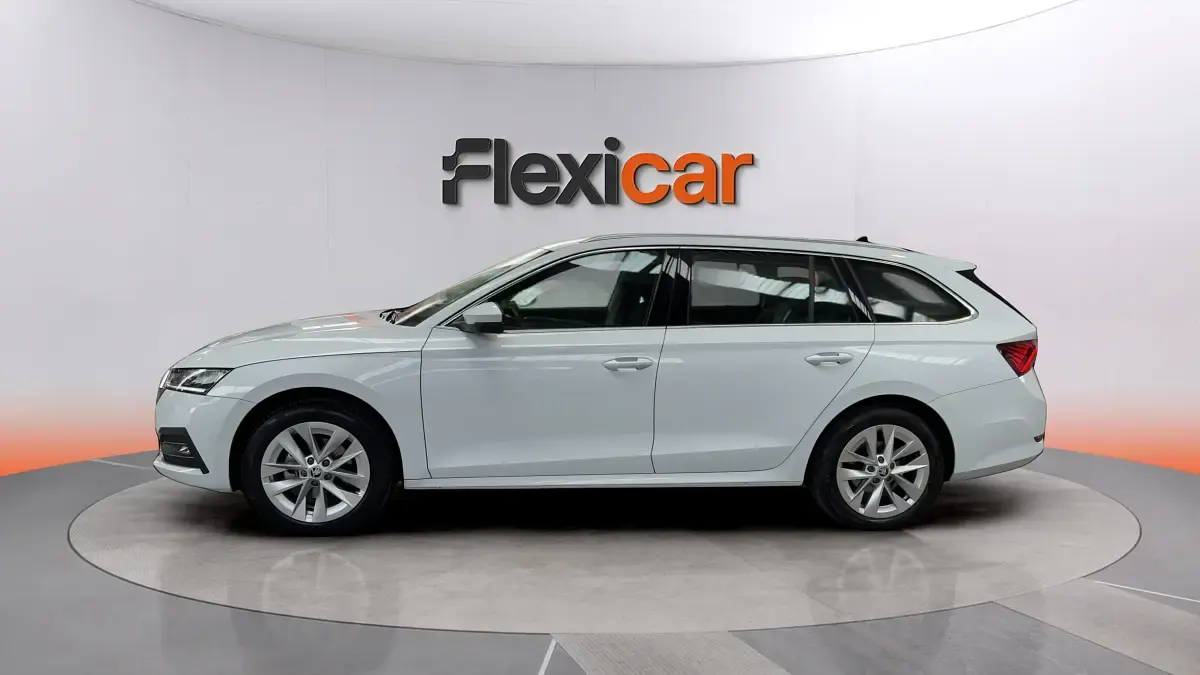 Usado Skoda Octavia Ambition 150 CV (110 kW) 2024 Blanco Familiar