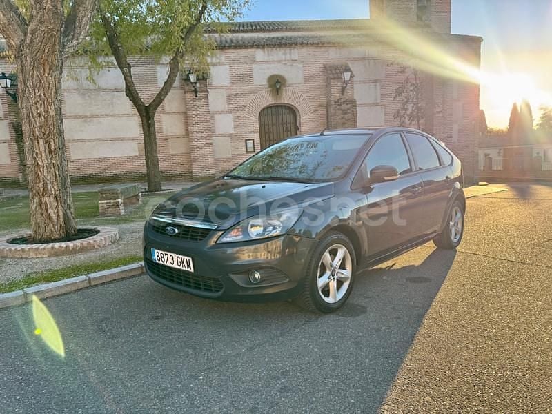Gris / plata Usado 2009 Ford Focus Trend Berlina | 3999 € (Precio justo) - Imagen 1/4