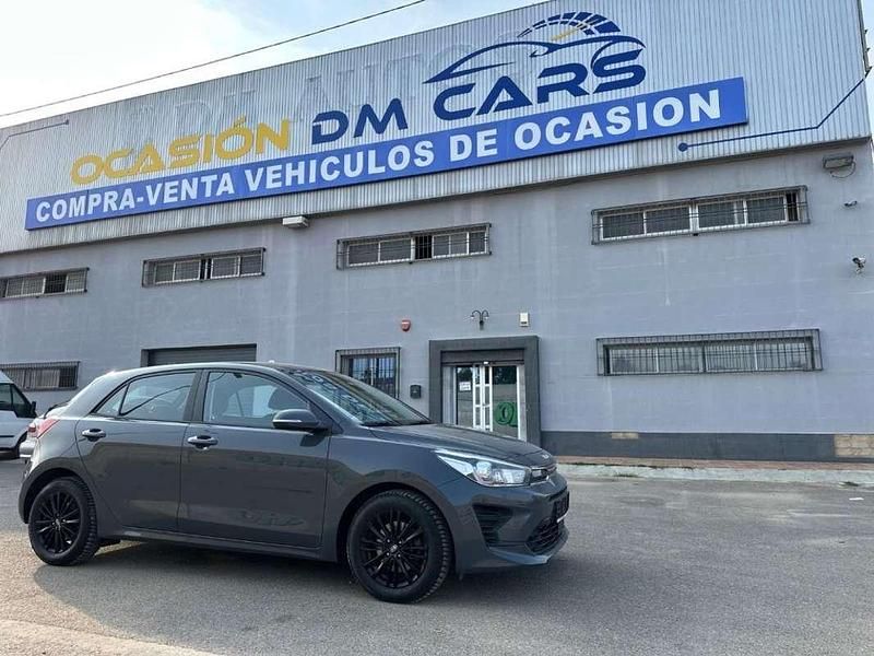 Usado Kia Rio 84 CV (61 kW) 2022 Gris Utilitario