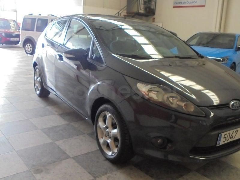 Usado Ford Fiesta Trend 82 CV (60 kW) 2010 Gris / plata Utilitario