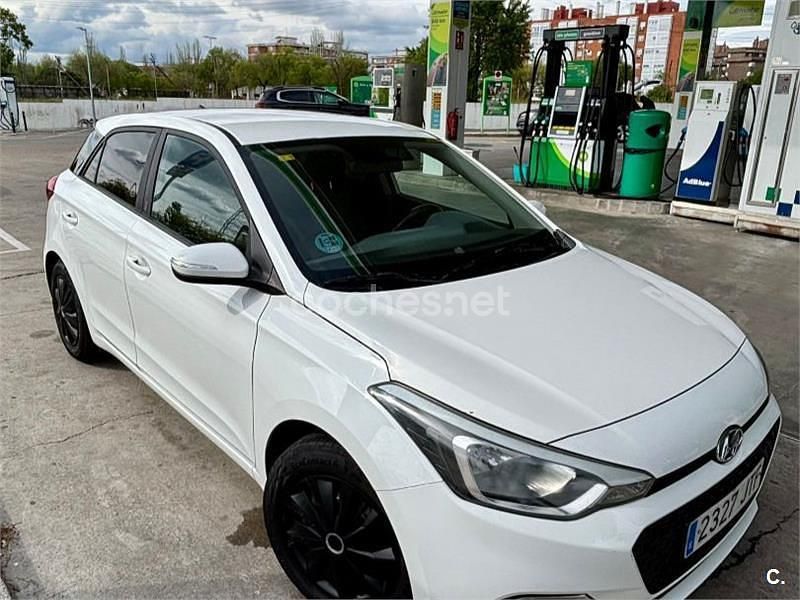 Blanco Usado 2016 Hyundai i20 Berlina | 8000 € (Precio justo) - Imagen 1/4