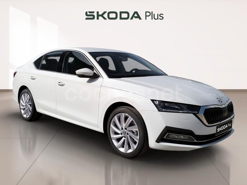 Blanco Usado 2024 Skoda Octavia Selection Berlina | 29.790 € (Precio justo) - Imagen 1/4