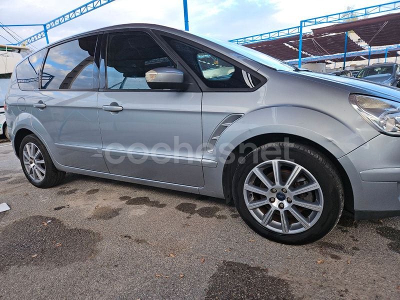 Usado Ford S-MAX Trend 145 CV (106 kW) 2010 Gris / plata Monovolumen