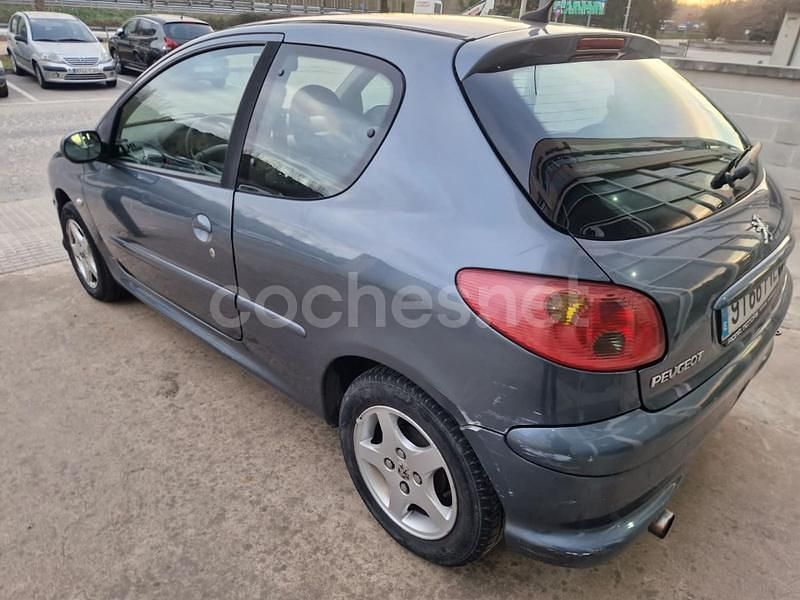 Usado Peugeot 206 70 CV (51 kW) 2007 Gris / plata Berlina