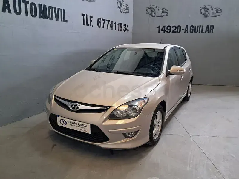 Usado Hyundai i30 Comfort 90 CV (66 kW) 2011 Beige Berlina