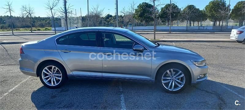 Usado VW Passat Sportline 150 CV (110 kW) 2017 Gris / plata Berlina